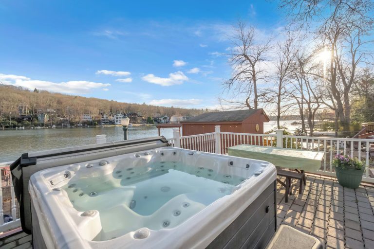 Sunset Lake Lodge & Lakeside Oasis